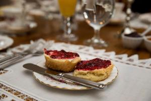 斯特拉福德Hatfield House on Hibernia的一张盘子,桌子上放着两块蛋糕