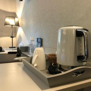 维勒塞瑟尔德梅因乐继温泉酒店的厨房柜台配有白色咖啡机。