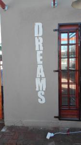 博福特西Dreams的白色的建筑,有门和标志