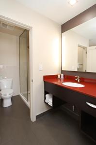 洛杉矶贝斯特韦斯特龙门酒店的一间带红色盥洗盆和卫生间的浴室