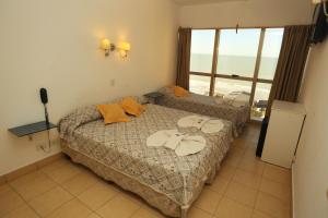 圣贝尔纳多Hotel SKY的一间卧室配有一张床,享有海景