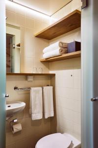 伦敦伦敦好酒店的浴室配有卫生间、水槽和毛巾。