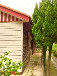 横山万瑞渡假村的前面有一棵树的房子
