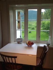 SteigenSteigen Lodge Villa Vaag的窗户前有一碗水果的桌子