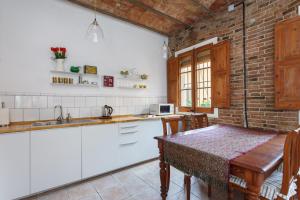 天井巴塞罗那公寓的厨房或小厨房