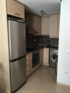 贝尼卡洛Apartamento en Benicarlo的厨房配有不锈钢冰箱和洗碗机