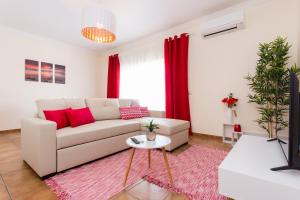 拉戈斯Casa Lagos的客厅配有白色沙发和红色窗帘