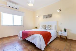 拉戈斯Casa Lagos的一间卧室设有一张床和一个窗口