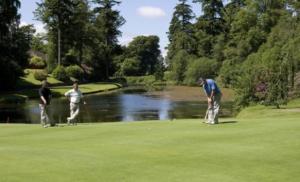 CollistonCraigie dhu, golf haven的三人在高尔夫球场打高尔夫