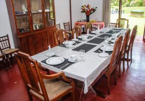 马特莱安科布拉茶庄简易别墅酒店 的一张长桌子,上面放有盘子和酒杯