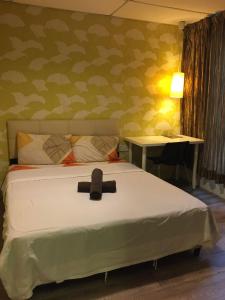 科塔达曼萨拉7星酒店的一张黑十字床