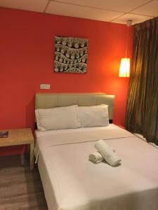 科塔达曼萨拉7星酒店的卧室配有白色的床铺和红色的墙壁