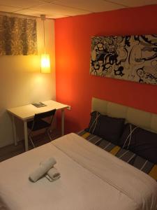 科塔达曼萨拉7星酒店的一间卧室配有一张床、一张桌子和一张桌子