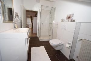 特拉本特拉巴赫York Cottage的浴室配有卫生间、盥洗盆和淋浴。