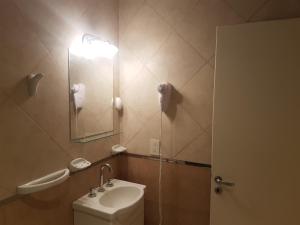 坦迪尔Departamentos del Valle Tandil的一间带卫生间、水槽和镜子的浴室