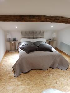GanacGite De Charme的一间卧室配有一张大床和枕头