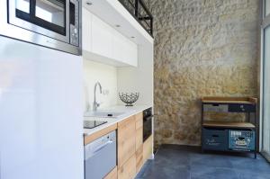 SoubiseGite de St Hilaire的厨房配有水槽和台面