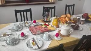 赖弗尼茨Gästehaus Rosl的一张桌子上放着一盘早餐食品