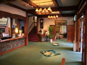 富士河口湖河口湖酒店的大厅,带楼梯的餐厅,铺有地毯的房间