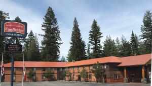 PonderayFairBridge Inn and Suites Sandpoint的建筑前有标志的酒店