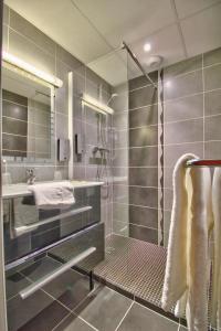 多勒Logis Hôtel Restaurant Le Chalet du Mont Roland的带淋浴和盥洗盆的浴室