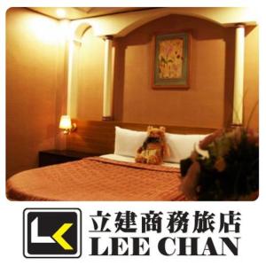 台北立建宾馆的一张酒店房间的照片,里面的狗坐在床上