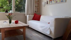 洛赫姆De Akelei的客厅配有白色的沙发和桌子