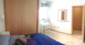 罗萨里奥港Apartamento fuerte的一间卧室配有一张带蓝色棉被的床