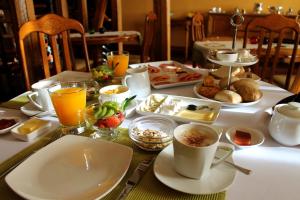 瓦尔帕莱索阿康特拉鲁精品酒店 的一张桌子,上面有早餐食品和饮料