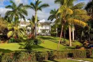 Playa AzulAzul Hotel & Retreat的棕榈树和鲜花的房子