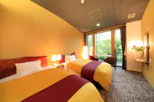 箱根Hakone Fuga (Adult Only)的酒店客房设有两张床和窗户。