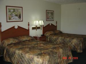 Louisville霍姆盖特酒店的一间酒店客房,房间内设有两张床