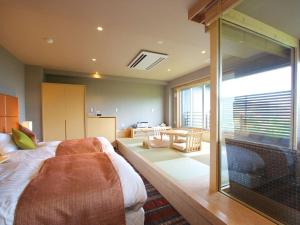箱根箱根汤宿 然日式旅馆的一间带大床的卧室和一间餐厅