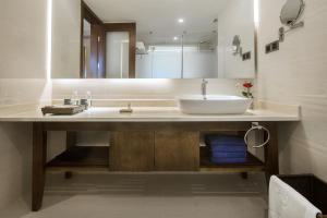 三亚三亚亚龙湾五号度假别墅酒店（预约享中免免税店95折）的一间带水槽和镜子的浴室