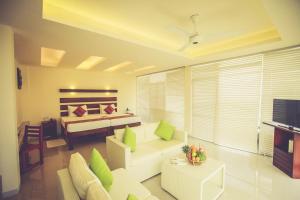 尼甘布Beacon Beach Hotel Negombo的客厅配有沙发和1张床