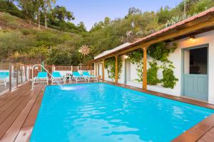 贝加德圣马特奥Villa Mica的一个带椅子的游泳池以及一座房子