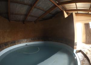 VentersburgDie Kuierhuis的一座带木制天花板的房子里的一个大浴缸