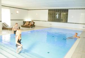 赫罗本东克贝斯特韦斯特普莱斯艾尔德赫姆酒店的一群人在游泳池里
