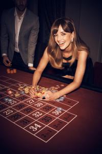 布里斯班布里斯班财富世界酒店的一名妇女在扑克桌旁玩游戏