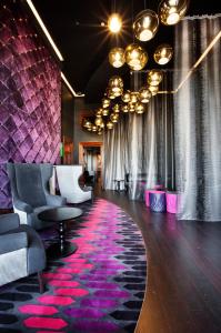 布里斯班布里斯班财富世界酒店的大堂铺有粉红色和紫色的地毯