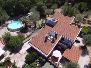 特尔尼Villa San Valentino的享有带游泳池的别墅的顶部景致