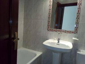 奥卡尼亚Hostal Ávila的一间带水槽和镜子的浴室