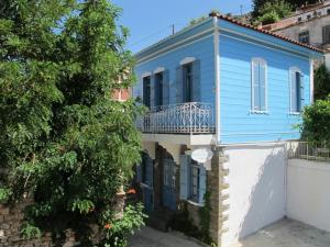 萨莫色雷斯Traditional Houses Atzanou的蓝色和白色的房子设有阳台