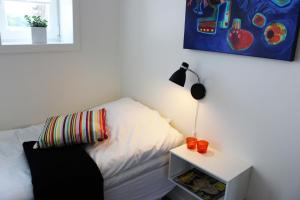 埃斯比约272 号膳宿酒店的一间卧室配有一张床和一张带台灯的桌子
