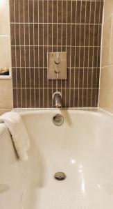 帕克赛德国际酒店的一间浴室