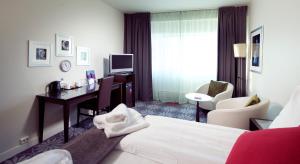 特罗姆瑟奥罗拉克拉丽奥连锁酒店的配有一张床和一张书桌的酒店客房