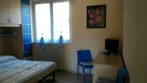 拉齐塞Corte Valesana的一间卧室配有一张床、一张书桌和一个窗户。