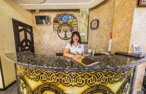 第聂伯罗汗法梧桐酒店的坐在房间柜台上的女人