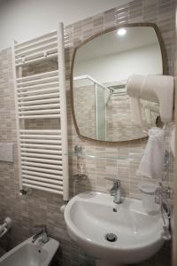 斯培西亚特雷尔洛奇5号旅馆的一间带水槽和镜子的浴室