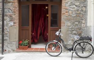 圣斯特凡诺迪卡马斯特拉Casa Vacanze Camastra的停在大楼前的自行车,有门